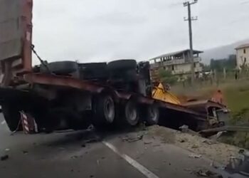 VIDEO/ Aksident masiv te kthesa e Rinasit, përfshihen disa automjete dhe kamionë