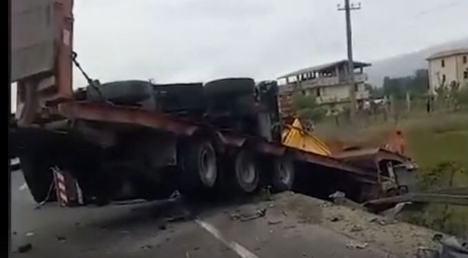 VIDEO/ Aksident masiv te kthesa e Rinasit, përfshihen disa automjete dhe kamionë