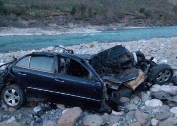 Aksident i rëndë në Këlcyrë/ ‘Benzi’ del nga rruga dhe përfundon në Vjosë, humbin jetën 8 persona