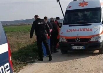 Gjendet i pajetë një i ri në mes të rrugës, zbardhen detajet e para, ja çfarë dyshon policia