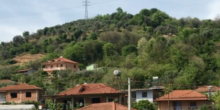 Banorët e Bradasheshit në Elbasan protestojnë: Kabllot e tensionit të lartë nuk kanë siguri