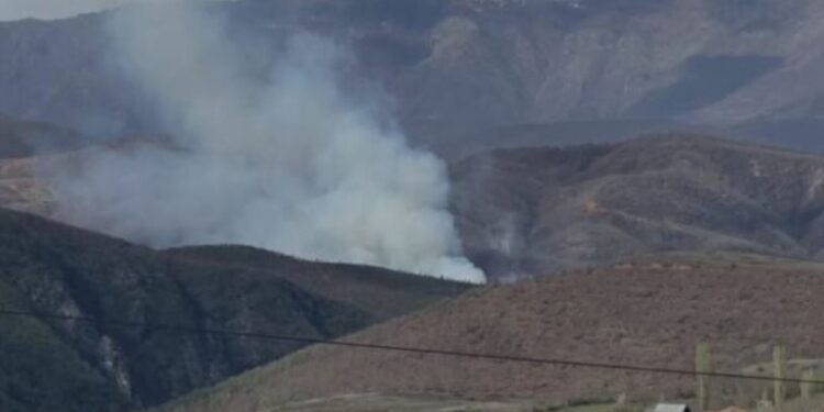 Zjarr në Bulqizë, rrezikohen banesat