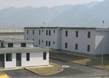 I gjendet iPhone në dhomën e paraburgimit, e pëson keq i riu (Emri)