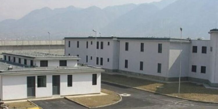 I gjendet iPhone në dhomën e paraburgimit, e pëson keq i riu (Emri)