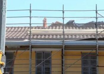 Po rinovonte çatinë, 36-vjeçari shqiptar rrëzohet dhe humb jetën