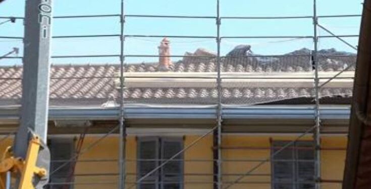 Po rinovonte çatinë, 36-vjeçari shqiptar rrëzohet dhe humb jetën