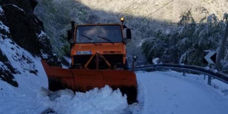 Zbardhet Dardha, reshje dëbore në qarkun e Korçës