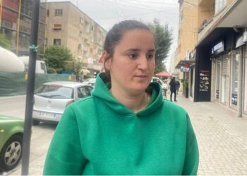 “Vjehërrit nuk më kthejnë fëmijën”, nëna e dëshpëruar bën apel: Nuk e di nëse është mirë…