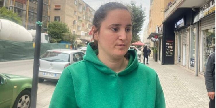 “Vjehërrit nuk më kthejnë fëmijën”, nëna e dëshpëruar bën apel: Nuk e di nëse është mirë…