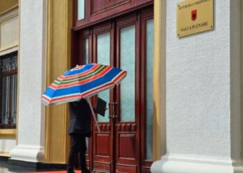 “Zbriti maloku në plazh”, Asllan Dogjani shkon në Kuvend me çadër: Do ta vendos tek…