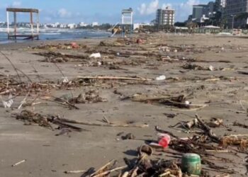 Erë e fortë nxjerr mbetje nga Adriatiku, mbushet me mbeturina bregdeti i Durrësit