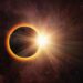 Një eklips total diellor do të ndodhë më 8 prill, teori nga më të frikshmet janë ngritur rreth tij