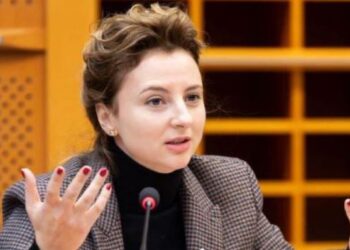 “Përfituan vetëm 80 persona”,  Xhixho: Ministrja e Arsimit të japë “llogari” për bursat e degëve prioritare