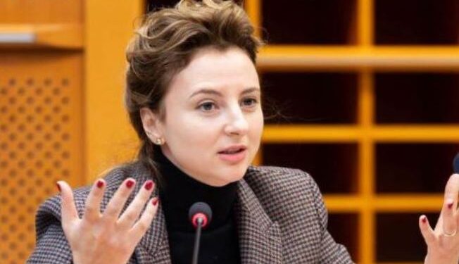 “Përfituan vetëm 80 persona”, Xhixho: Ministrja e Arsimit të japë “llogari” për bursat e degëve prioritare