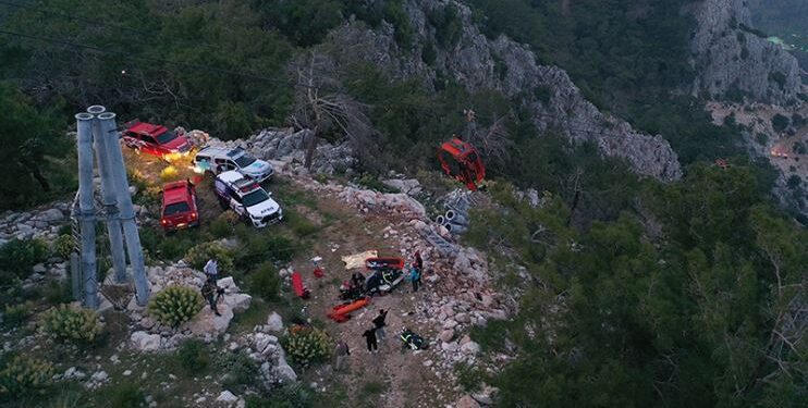 Rrëzohet teleferiku në Antalia, 1 i vdekur, qindra persona mbetën të bllokuar në ajër