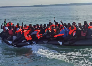 “Njerëzit po shkelnin njëri-tjetrin”, 18-vjeçarja rrëfen tmerrin në gomone: Na sulmuan me thika