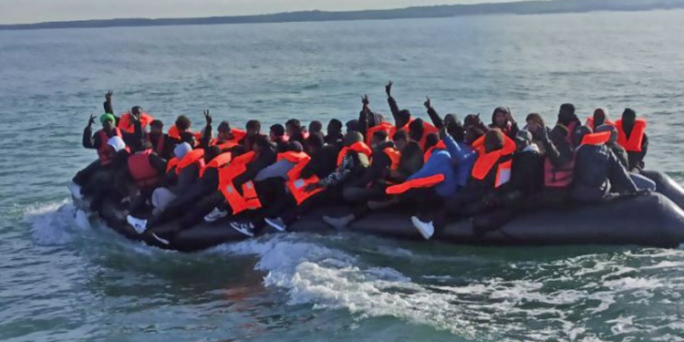 “Njerëzit po shkelnin njëri-tjetrin”, 18-vjeçarja rrëfen tmerrin në gomone: Na sulmuan me thika