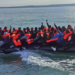 “Njerëzit po shkelnin njëri-tjetrin”, 18-vjeçarja rrëfen tmerrin në gomone: Na sulmuan me thika