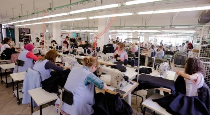 Fasoneritë drejt falimentit, 40% e punonjësve humbën punën dy vitet e fundit