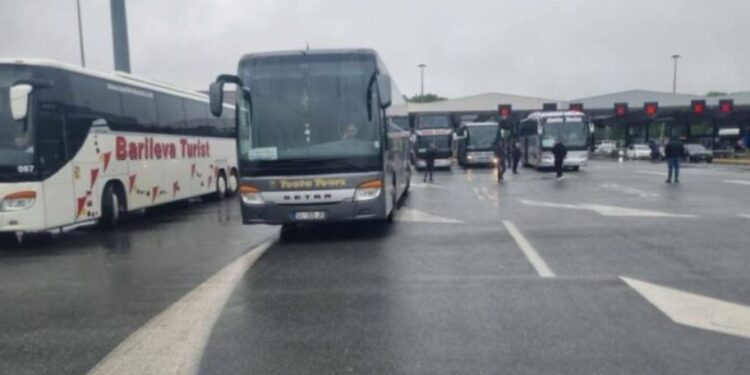  Serbia bllokon në kufi autobusët me udhëtarë nga Kosova