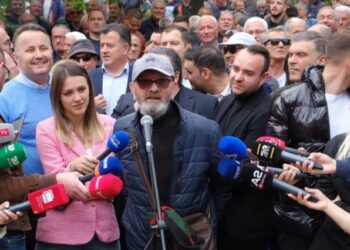 Protesta para bashkisë/ Malkaj: Të ngrihemi të gjithë djem dhe pleq! Fshati digjet dhe kurva krihet