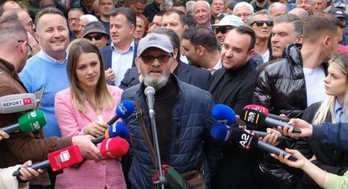 Protesta para bashkisë/ Malkaj: Të ngrihemi të gjithë djem dhe pleq! Fshati digjet dhe kurva krihet