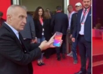 Meta nervozohet në Konventë, i kthehet keq zëdhënësit: U zgjove ti, hajde shpejto..