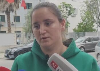 Video/ Kërkon fëmijën e humbur, nëna: Që kur më vdiq burri, vjehrrit donin të më merrnin çunin