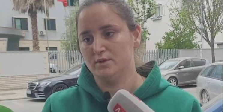 Video/ Kërkon fëmijën e humbur, nëna: Që kur më vdiq burri, vjehrrit donin të më merrnin çunin