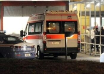 Çmendet babai, gjen në shtrat vajzën me të dashurin, i godet në kokë të dy