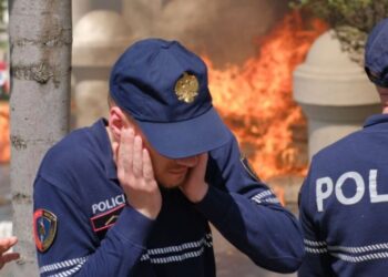 Tensionohet situata përpara bashkisë, protestuesit tentojnë të futen brenda