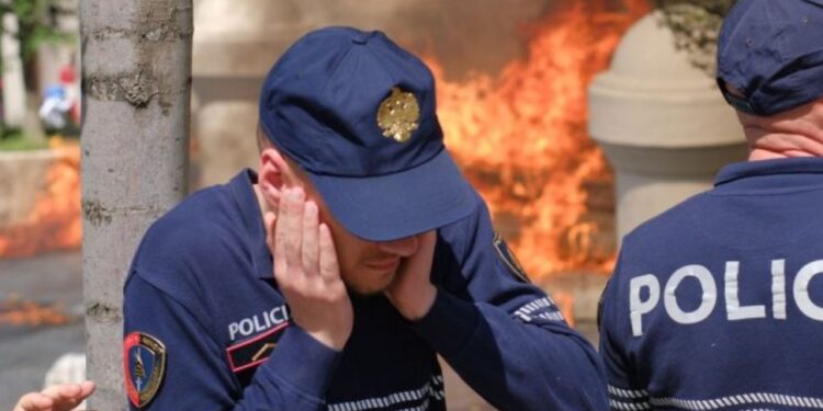 Tensionohet situata përpara bashkisë, protestuesit tentojnë të futen brenda