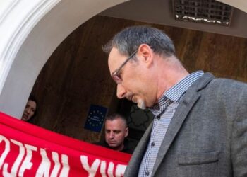 U akuzua nga 27 studentet për ngacmim seksual, pedagogu: Krejt këmbët i shkruajnë gjatë verës me fustan