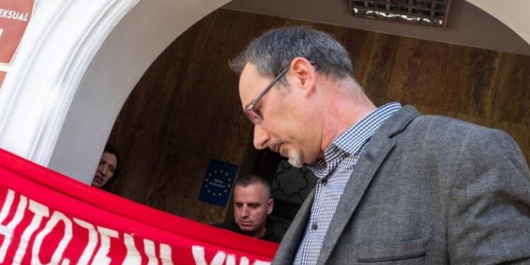 U akuzua nga 27 studentet për ngacmim seksual, pedagogu: Krejt këmbët i shkruajnë gjatë verës me fustan