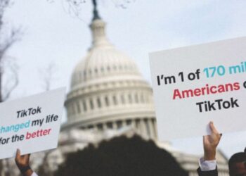 Të rinjtë amerikanë protestojnë kundër presidentit Biden për ndalimin e Tik-Tok