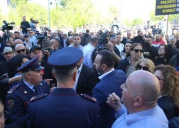 Këlliçi: Qytetarët i kërkojnë dorëheqjen, Veliaj shkon për drekë