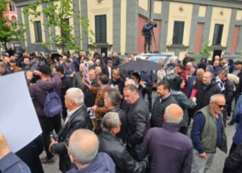 FOTO/ Nis protesta para Bashkisë Tiranë: Hajdutë, hajdutë