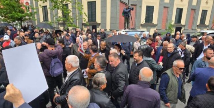 FOTO/ Nis protesta para Bashkisë Tiranë: Hajdutë, hajdutë