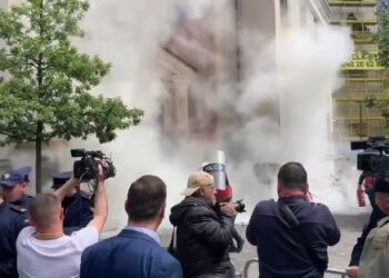 Hidhen bomba molotov drejt godinës, zjarr dhe tym para bashkisë së Tiranës (FOTO)