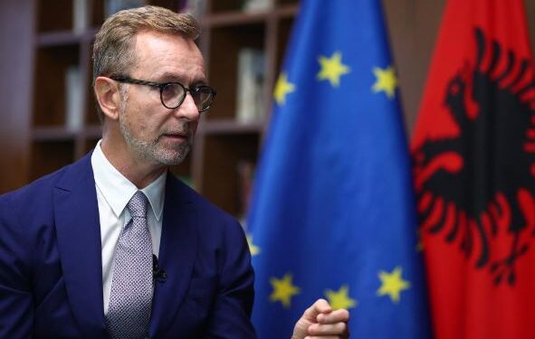 Ambasadori i BE, thirrje Shqipërisë: Luftoni korrupsionin, të vijojë reforma në drejtësi