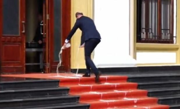 VIDEOLAJM/  Sula derdh qumësht në shenjë proteste te shkallët e Kuvendit: Qeveria të kthejë sytë nga fermerët