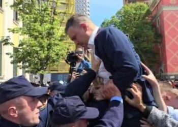 Tentoi të hynte në Bashki, Tedi Blushi konfrontohet me policët