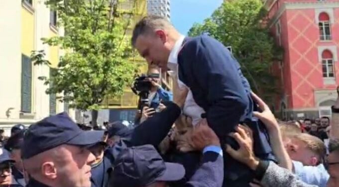 Tentoi të hynte në Bashki, Tedi Blushi konfrontohet me policët