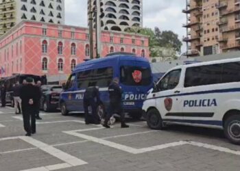 Forca të shtuara policore dhe rrethim i zonës, çfarë po ndodh në Bashkinë e Tiranës pak para nisjes së protestës