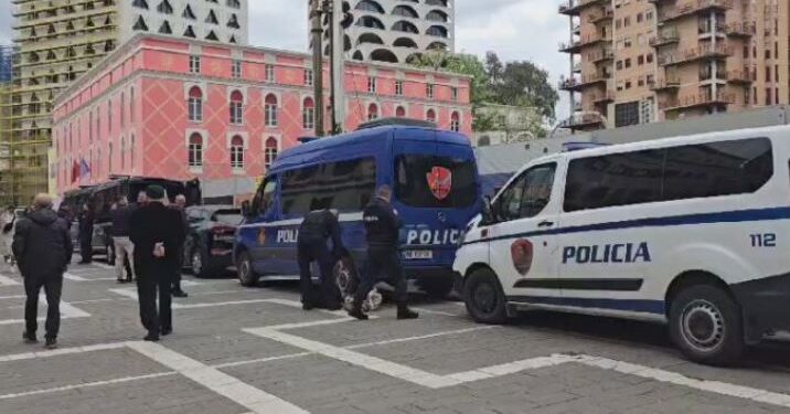 Forca të shtuara policore dhe rrethim i zonës, çfarë po ndodh në Bashkinë e Tiranës pak para nisjes së protestës