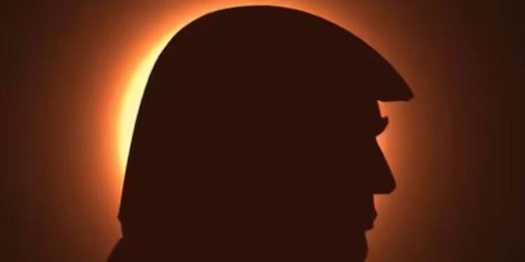 Trump poston reklamën e çuditshme nga eklipsi i plotë diellor për fushatën e tij