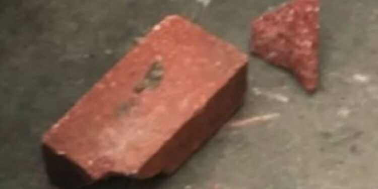 Ndodh në Lushnjë, gruaja godet burrin me tullë