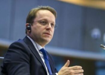 Várhelyi: Pritet të hapet grupi i parë i kapitujve të negociatave për Shqipërinë