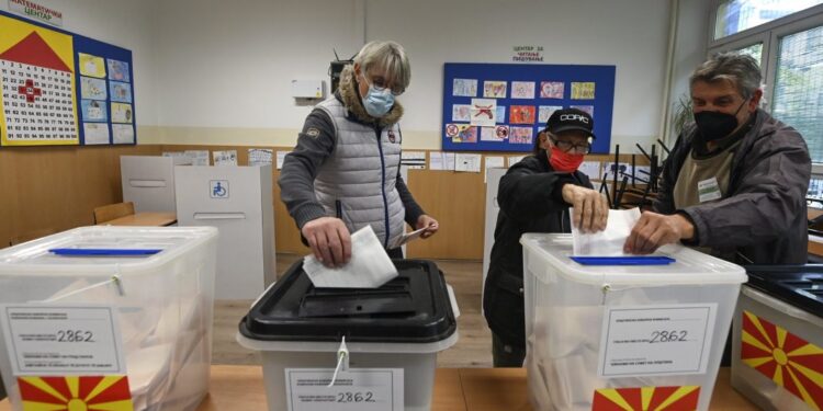 Maqedonia e Veriut voton në raundin e parë të zgjedhjeve presidenciale, mes kandidatëve dhe 2 shqiptarë