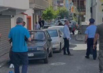 Vrasja e efektivit në Fier, zbardhet dëshmia e nënës së autorit: Dëgjova krisma, djali u arratis me vrap dhe…